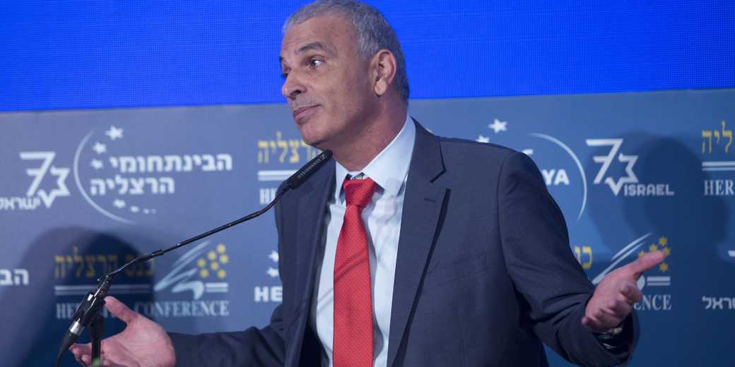 Нетаниягу хочет принять Кахлона в «Ликуд», но министры против