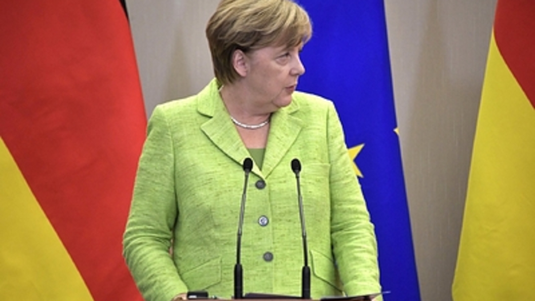 "Купание красного медведя": Художницу, нарисовавшую обнаженную Меркель, обвинили в плагиате