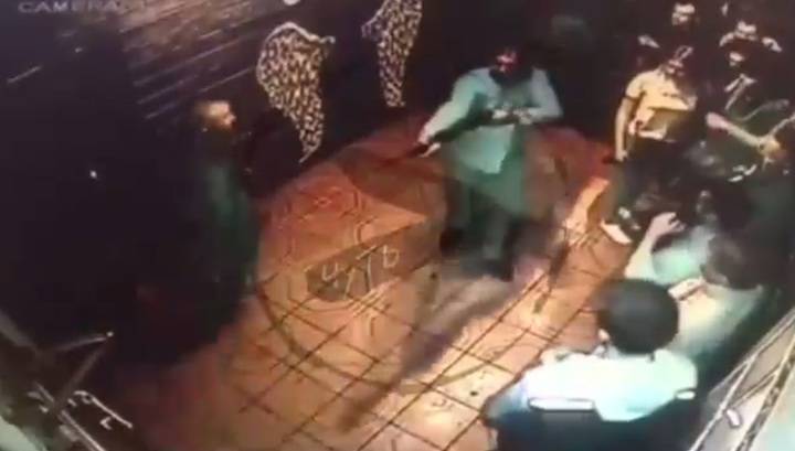 Вооруженные дробовиком посетители кафе напали на сотрудника ДПС в Волхове