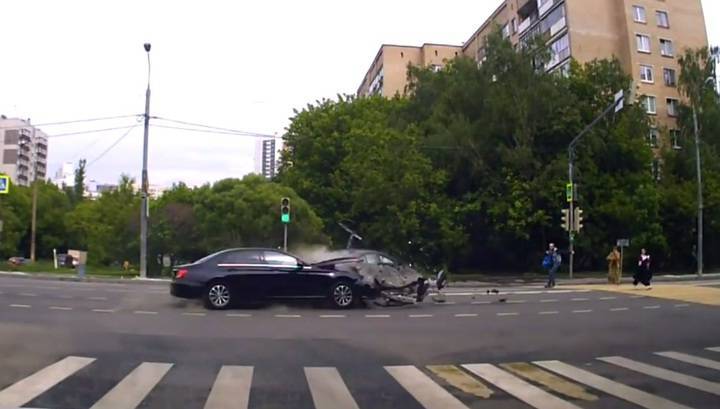 Пешеходы увернулись от попавшей в ДТП легковушки на западе Москвы