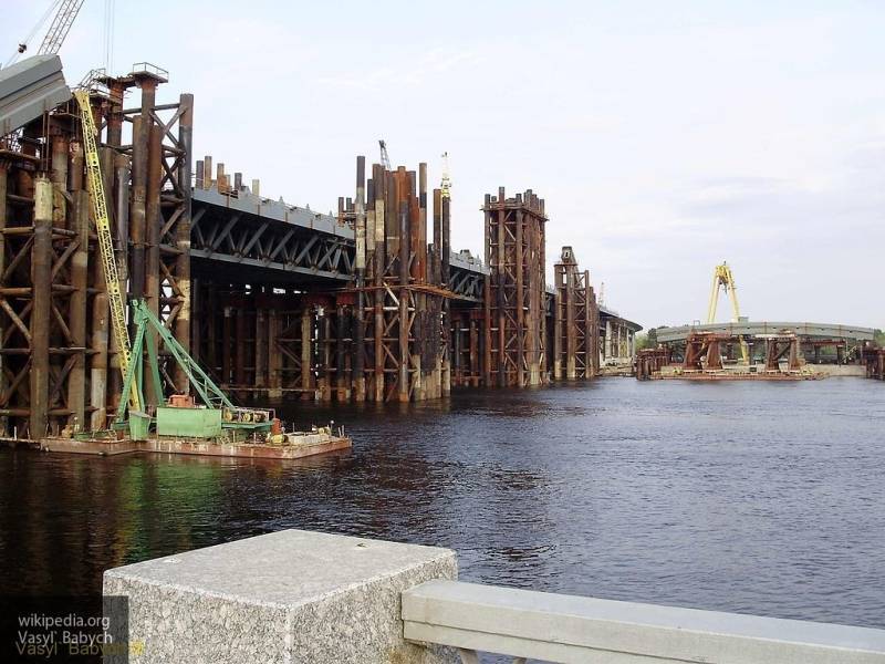 Новый мост треснул в Киеве