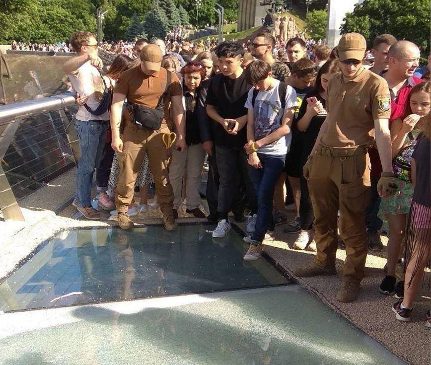 Новый стеклянный мост в центре Киева закрыли из-за "диверсии"