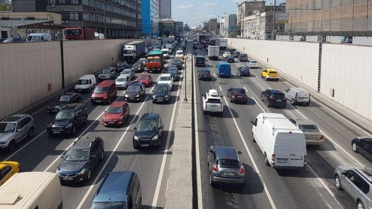 Водитель сбил полицейского в Москве при попытке скрыться