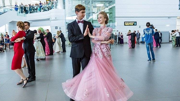 Участники Большого офицерского бала закружились в танце в аэропорту Симферополя