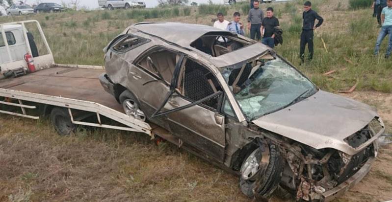 Одна погибла, двое пострадали: семья попала в жуткую аварию в Алматинской области
