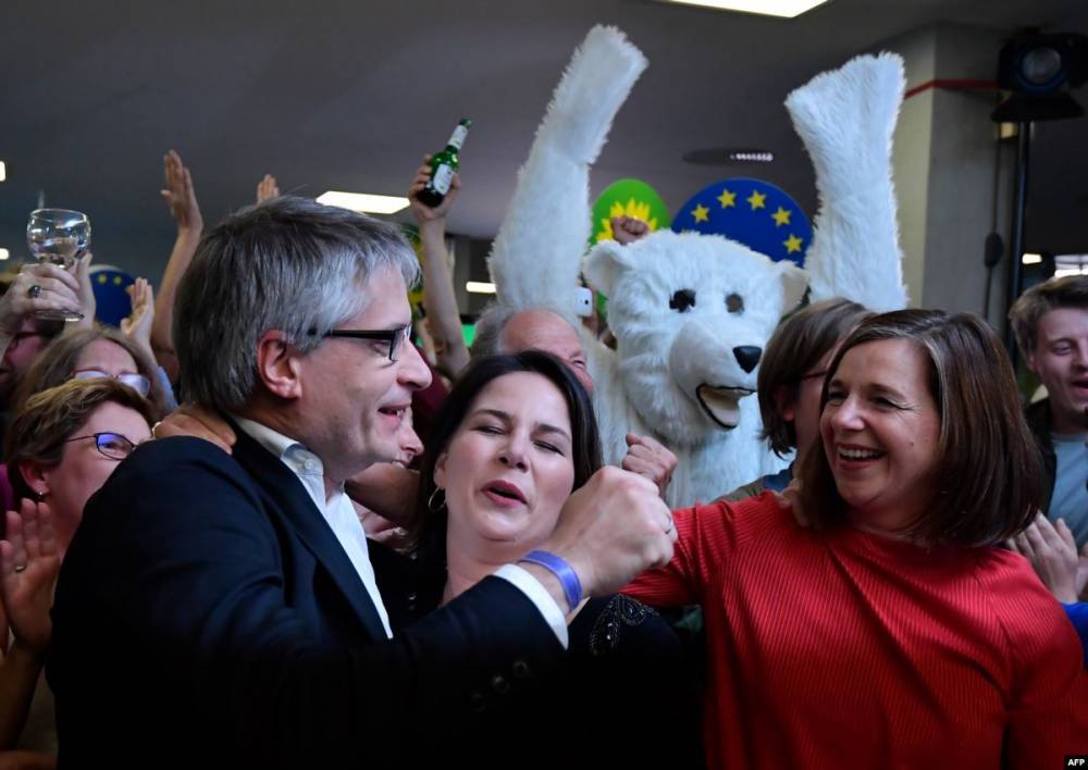 Во Франции на выборах в Европарламент лидируют крайне правые