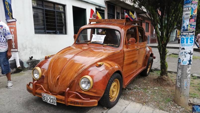 Перуанский плотник построил деревянный VW Beetle для дочери