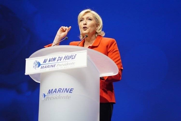 Партия Ле Пен лидирует на выборах в Европарламент во Франции