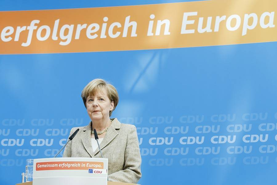 Блок Меркель побеждает на выборах в Европарламент в Германии