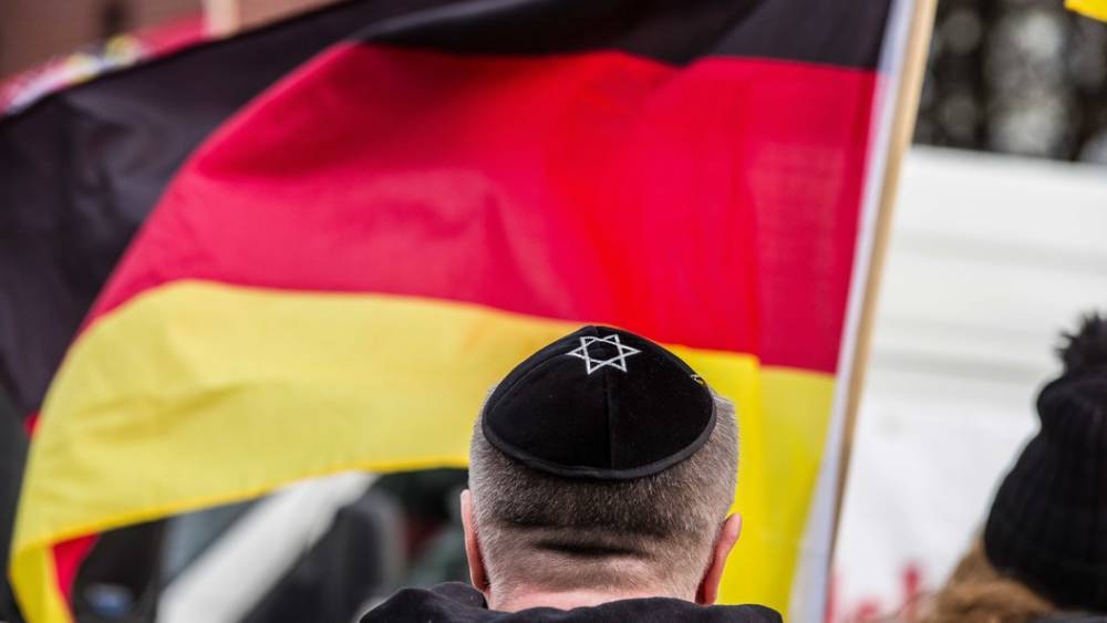 "Германия капитулирует перед антисемитизмом": Немецким евреям "в целях безопасности" посоветовали отказаться от кипы