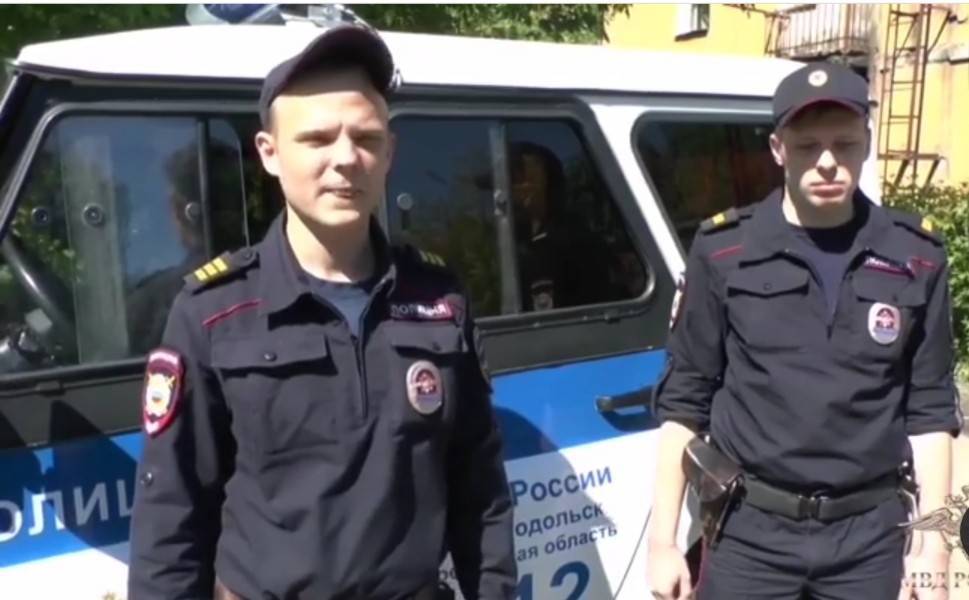 Полицейские спасли семью из горящей квартиры в Подольске