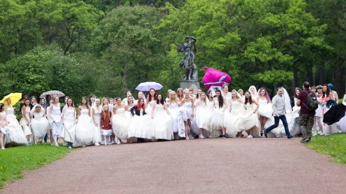 Невесты в Петербурге устроили пробежку в свадебных платьях