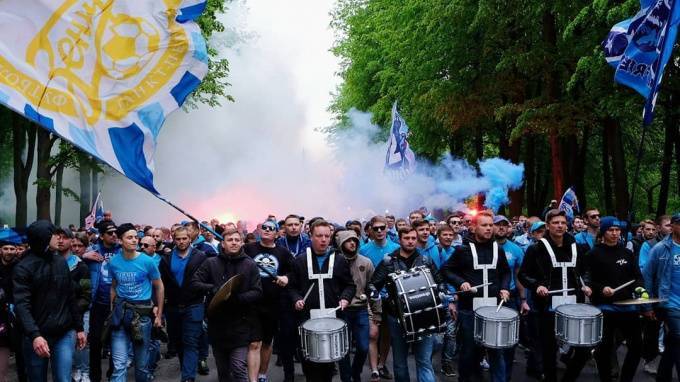 Болельщики "Зенита" в честь последнего матча сезона устроили яркое шествие