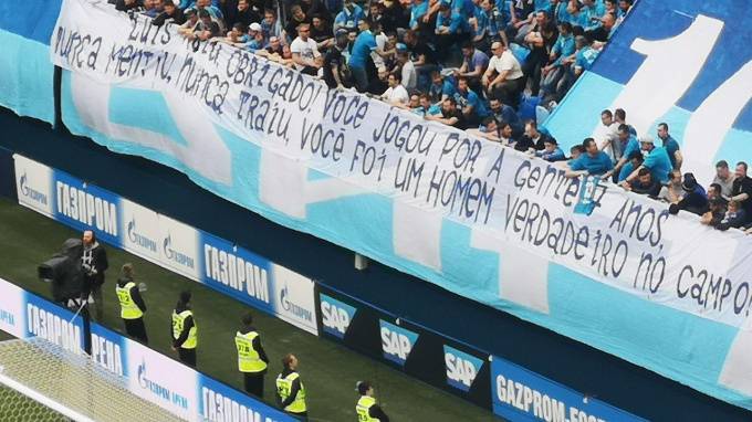 Фанаты "Зенита" вывесили огромный плакат с надписью на португальском языке
