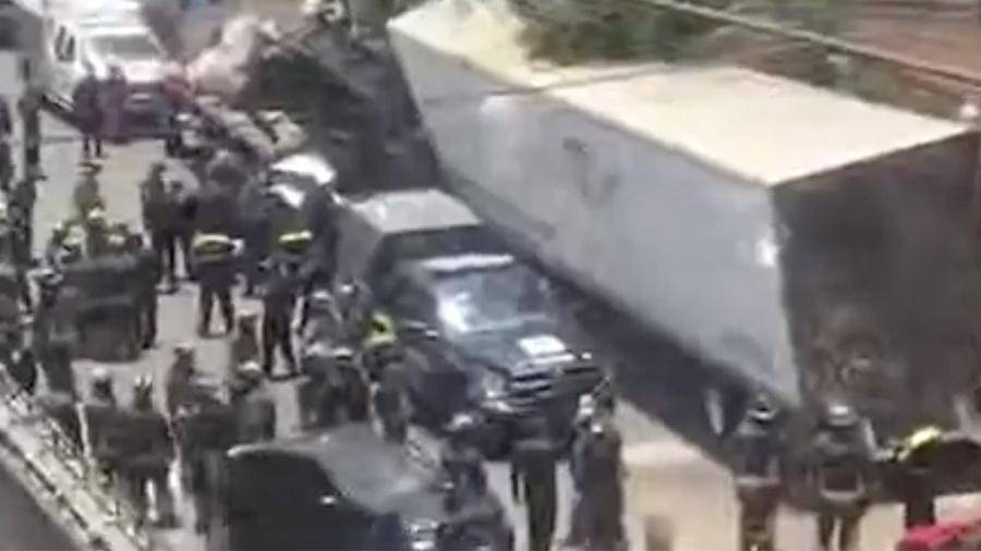 Устроивший погоню водитель грузовика протаранил 15 машин в Мексике
