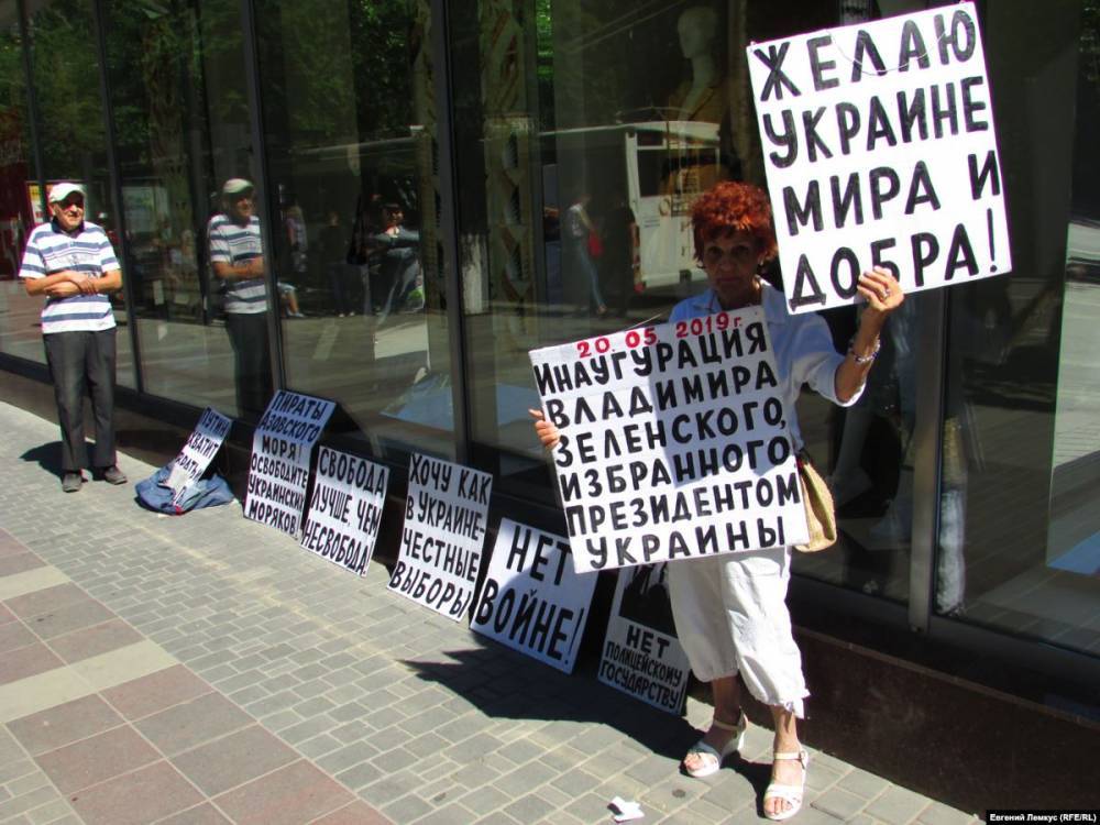 В Волгограде вновь напали на активистку с плакатом "Путин, уйди сам"