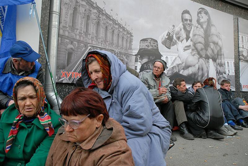 Жителям Украины предрекли смерть от обнищания