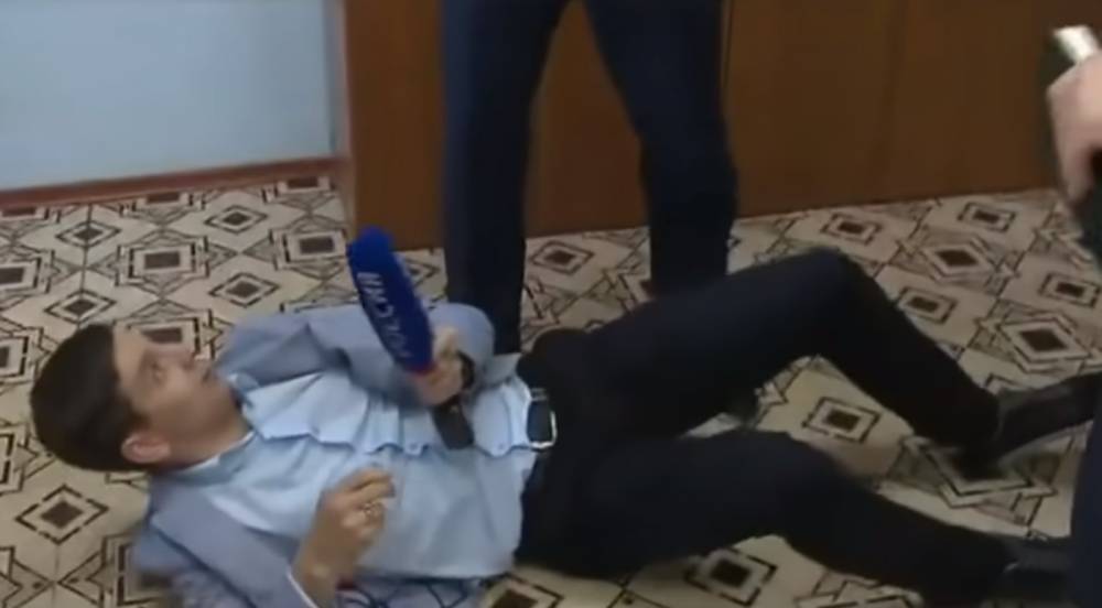 Глава района в Хакасии, напавший на корреспондента «России 24», обвинил его в провокации