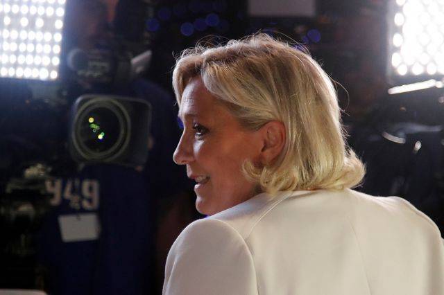 Марин Ле-Пен - Во Франции партия Ле Пен выиграла выборы в Европарламент с 23,31% голосов - aif.ru - Франция