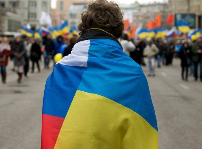 Политолог: отношения с Россией миллионам украинцев гораздо дороже томоса