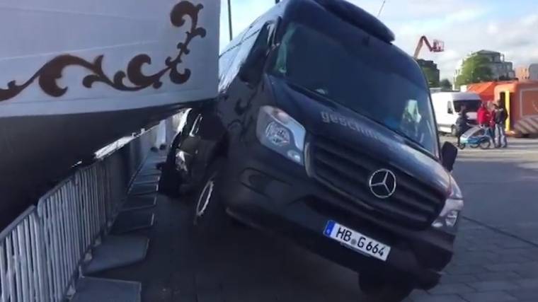 Видео: Российский парусник «Мир» протаранил автомобиль в&nbsp;порту Гамбурга