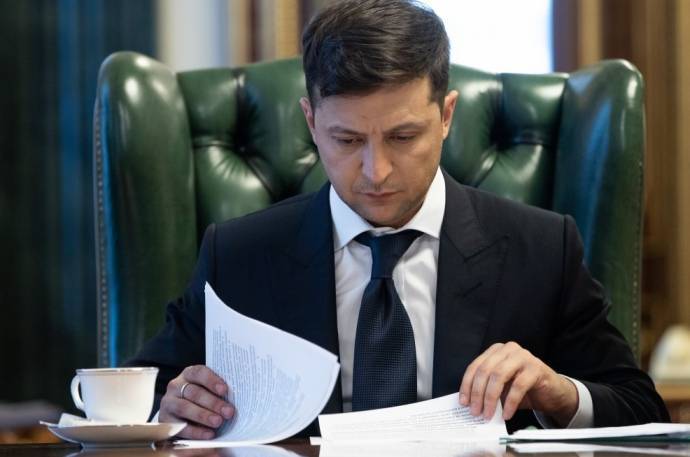 Зеленский обвинил депутатов в уничтожении легитимности украинского парламента