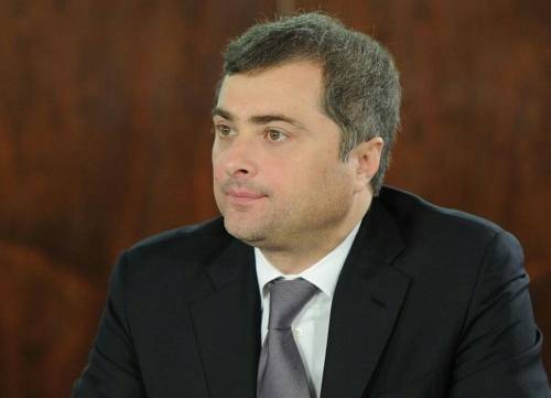 Кремль не стал комментировать сообщения СМИ об отставке Суркова