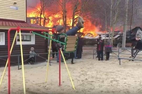Мальчик на качелях рядом с бушующим пожаром восхитил пользователей сети