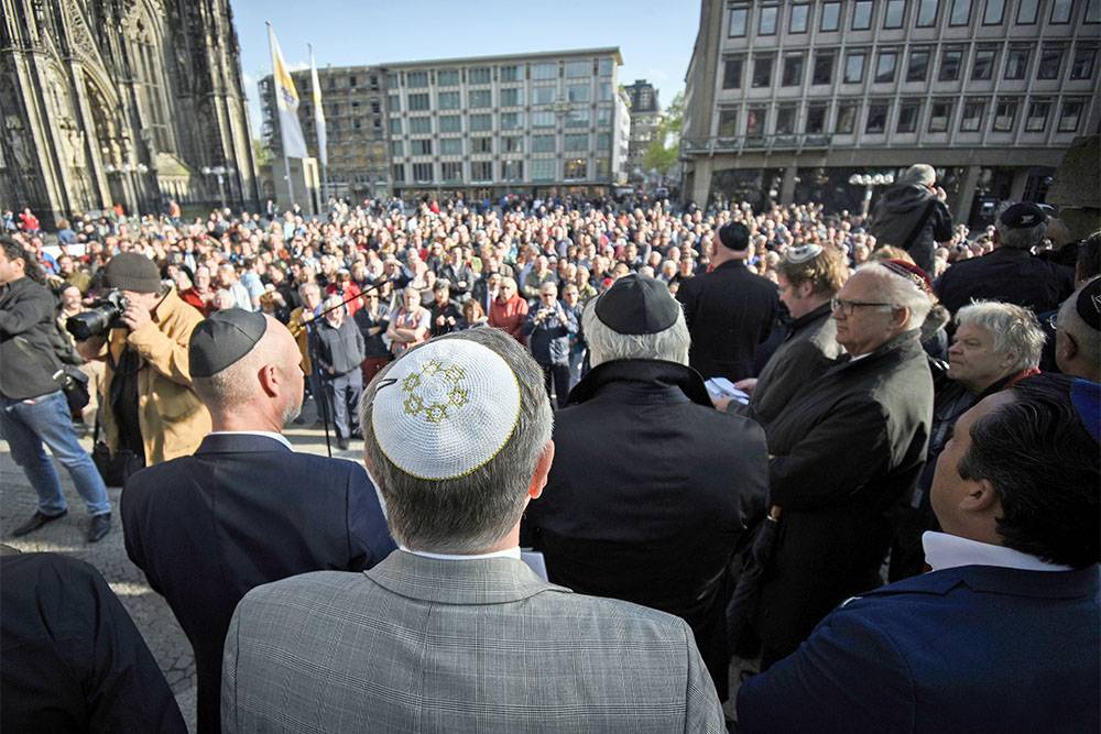 Уполномоченный правительства Германии рекомендовал евреем не носить кипы из-за роста антисемитизма