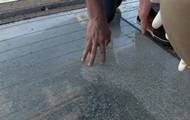 В Киеве на новом мосту меняют треснувшие стекла