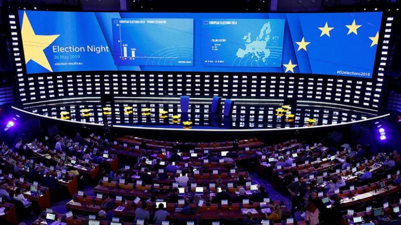 «Европа устала быть рабыней элит»: центристы теряют большинство в Европарламенте по итогам выборов