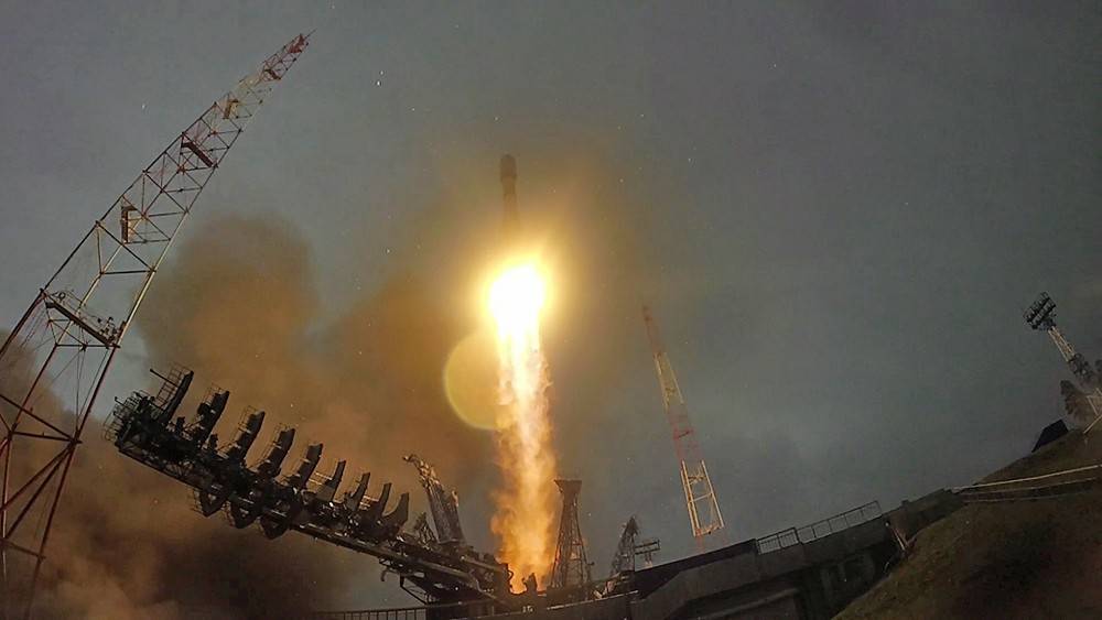 В ракету "Союз" сразу после старта ударила молния (видео)