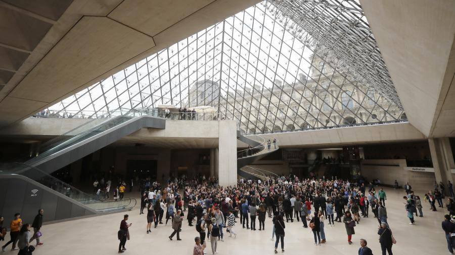 В Париже закрыли Лувр из-за забастовки сотрудников