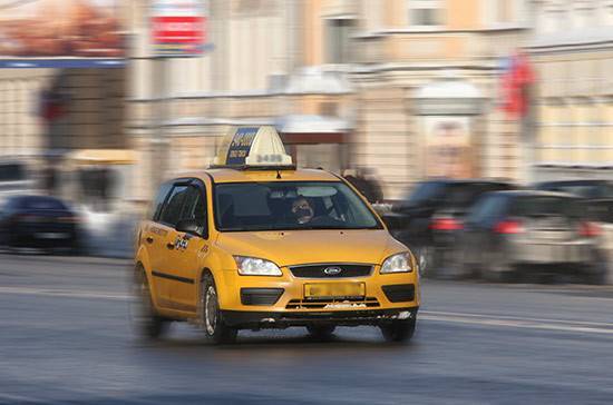 Лысаков предложил контролировать режим работы таксистов по номеру водительских прав