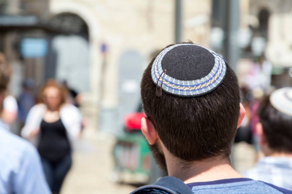 Не только хиджабы: правительство Германии советует евреям не носить кипы