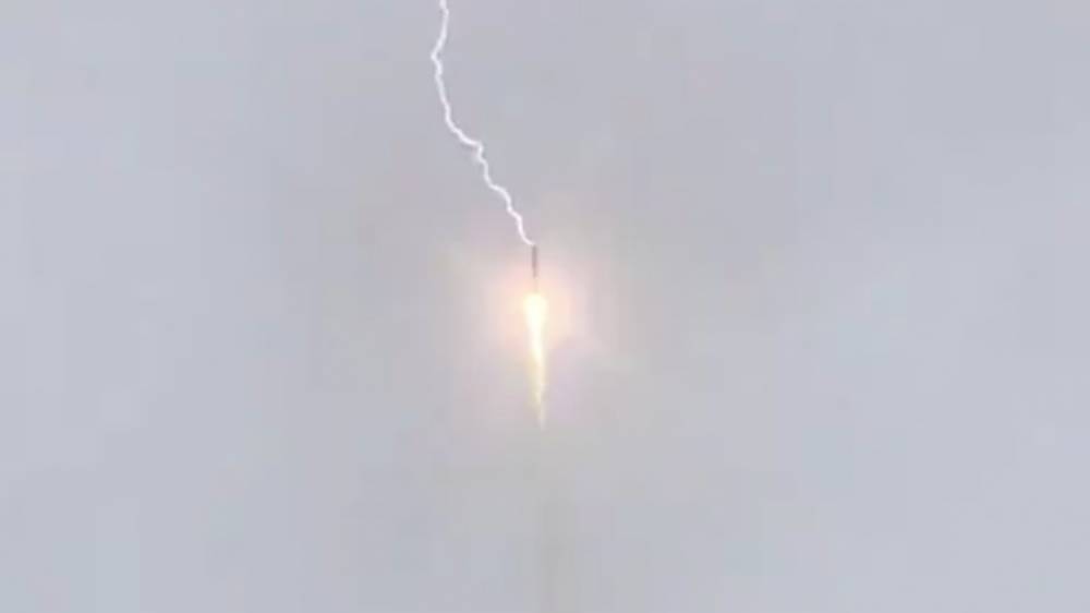 Рогозин опубликовал видео удара молнии в ракету "Союз"