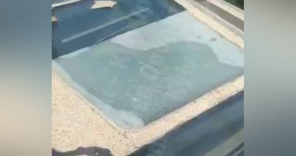 На пешеходном мосту в Киеве треснуло еще одно стекло