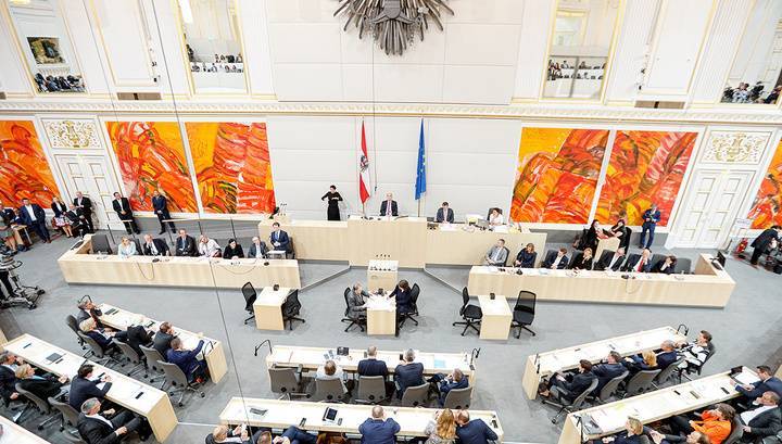 Австрийский парламент больше не доверяет канцлеру и правительству