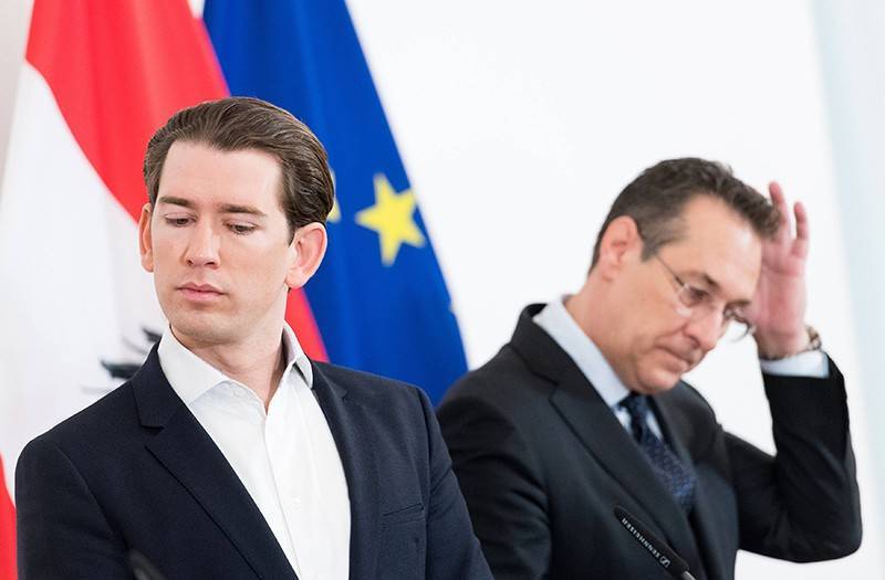 Канцлера Австрии сместили с поста из-за скандала с россиянкой