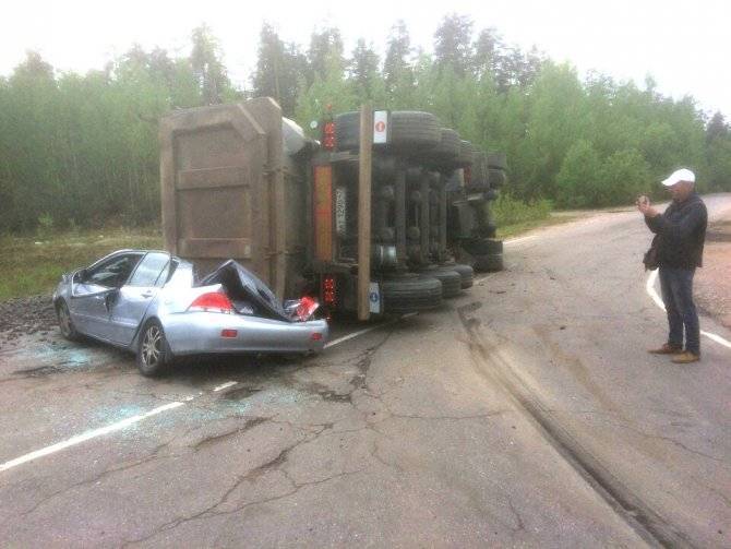 На «Скандинавии» грузовик раздавил легковушку