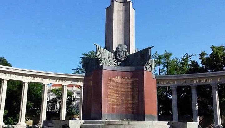 Стало известно, как выглядит вандал, обливающий в Вене краской памятник советским солдатам