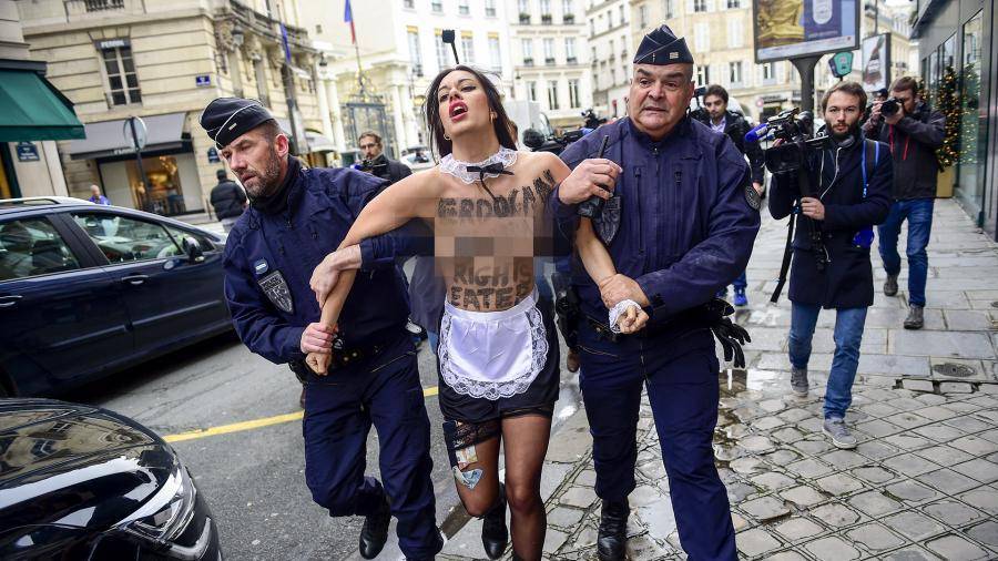 Суд в Париже признал двух активисток Femen виновными в эксгибиционизме