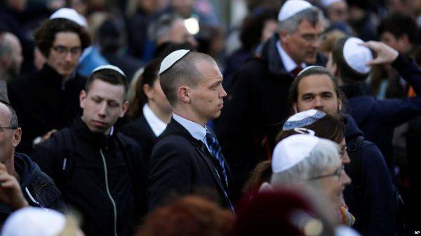 Правительство ФРГ гарантирует всем евреям страны безопасное ношение кипы