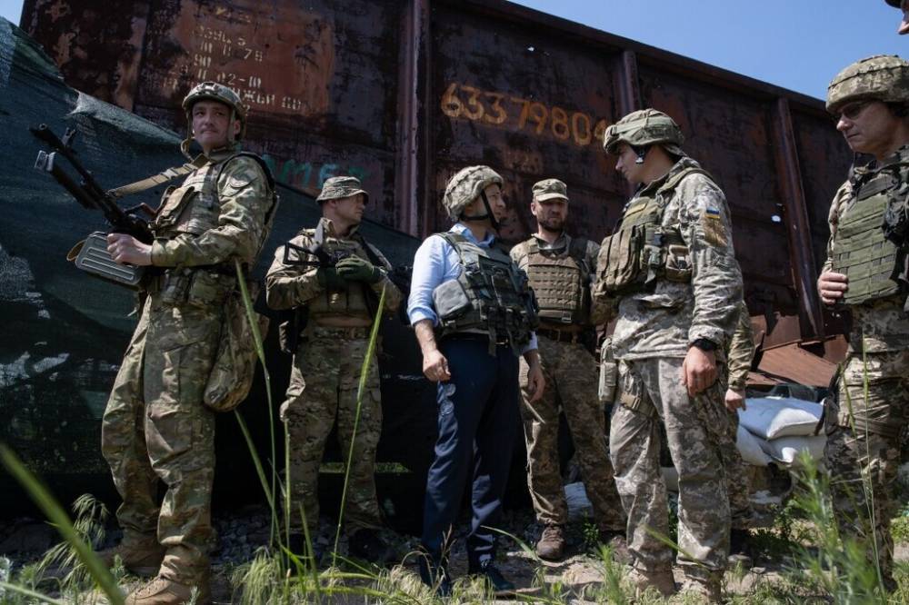 «Новый главнокомандующий поехал попозировать в каске куда-то в зону ООС» — эксперт о визите Зеленского на Донбасс