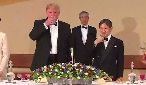 Трезвенника Трампа напоили шампанским у японского императора