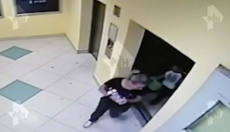 Бросившая сына в торговом центре москвичка попала на видео