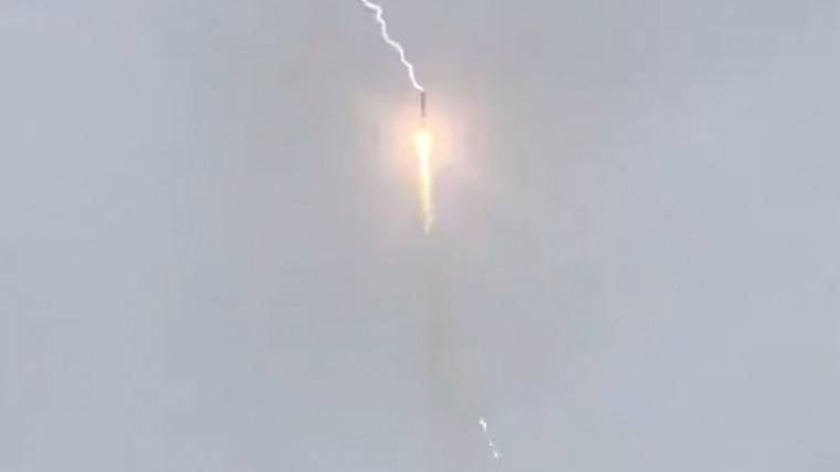 Видео: в&nbsp;«Союз» ударила молния сразу после запуска с&nbsp;космодрома «Плесецк»