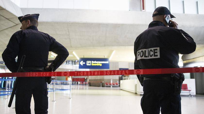 Аэропорт проверяет полиция: рейс из Парижа в Москву задержали
