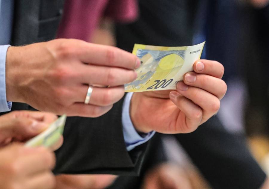 Новые банкноты в 100 и 200 евро входят в оборот