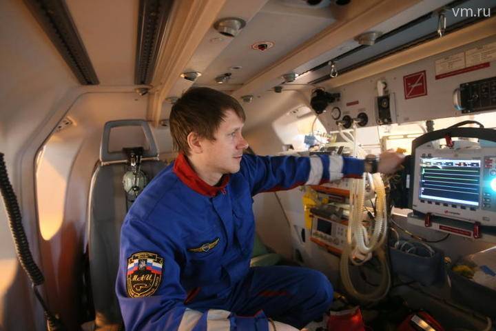 Санитарный вертолет эвакуировал упавшую с высоты девочку в больницу Москвы